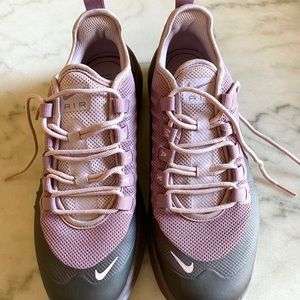 7.5 women’s Nike Air Max Axis